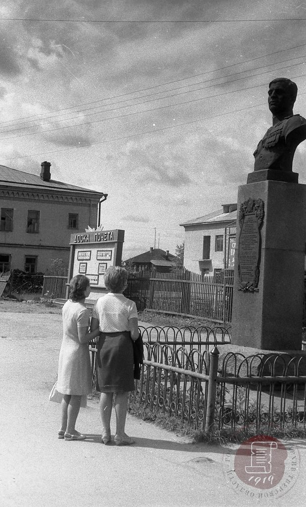 Памятник дважды Герою Советского Союза В.И. Андрианову на площади у кинотеатра 